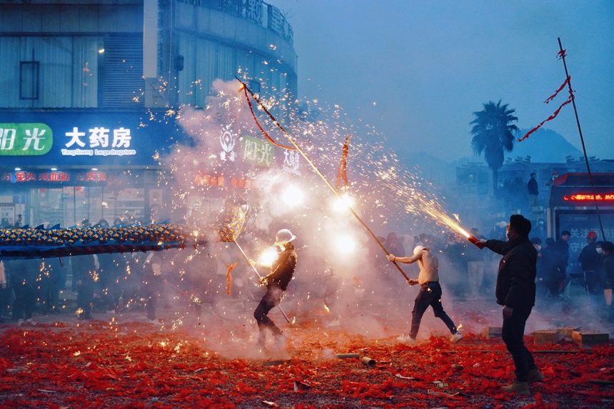 德江炸龍以其獨特的魅力震撼上演。田勇攝