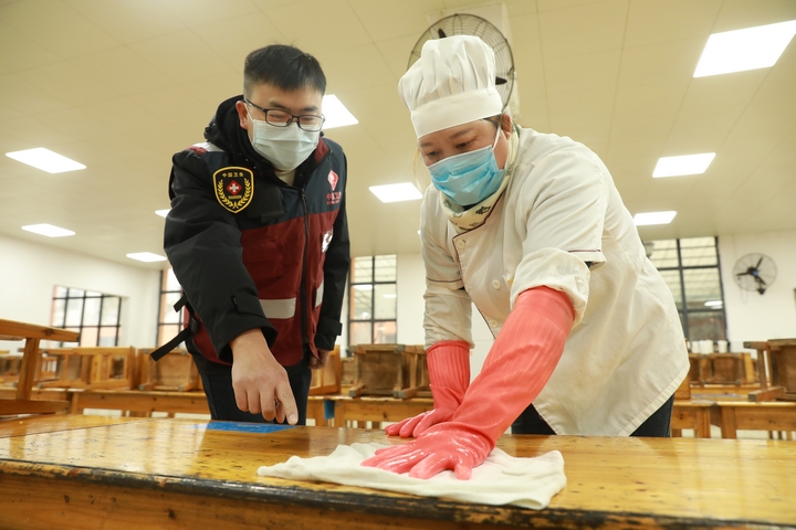 劍河縣疾控中心工作人員正在指導學校工作人員進行消殺。（潘文 攝） (1).JPG