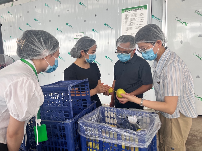 2 圖為甕安縣紀委監委對學校食堂食材配送開展監督檢查