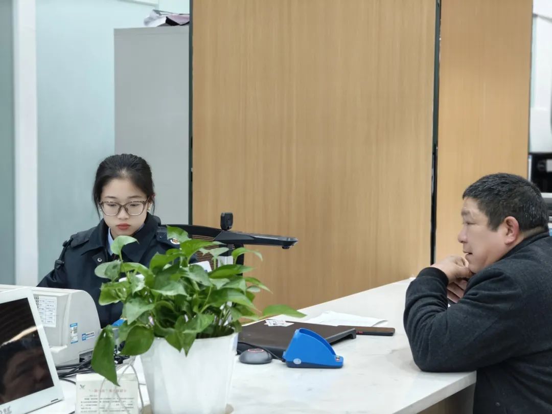 六枝特區稅務局稅務干部協同為納稅人辦理跨區域事項。王馨瑜攝