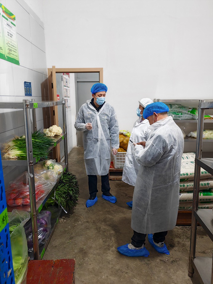 圖為圍繞校園食品安全展開監督檢測。