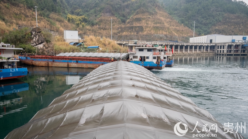 由船長田永成駕駛的航電657號貨船，滿載600噸硫酸銨從貴州遵義余慶縣大烏江鎮沙灣碼頭啟航。人民網記者 涂敏攝