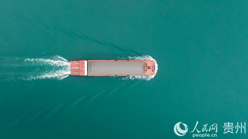 在烏江上航行的航電657號貨船。人民網記者 涂敏攝