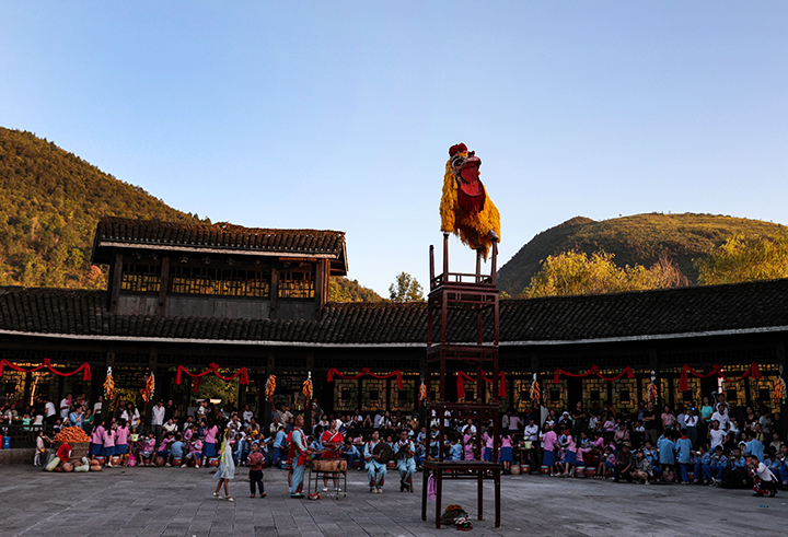 1 圖為仡佬族高臺舞獅。吳應貴 攝