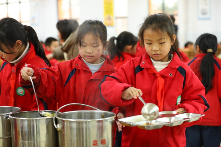 劍河縣城關第五小學學生在排隊取餐。（楊菊梅攝）.JPG