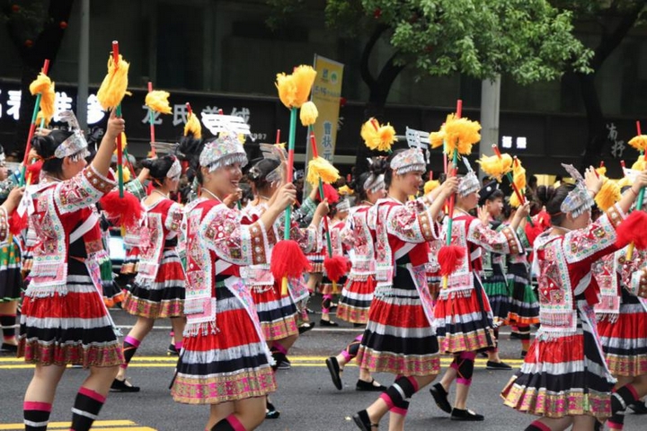 烏當花棍舞參加貴陽民族大巡游活動。烏當區人民政府網供圖