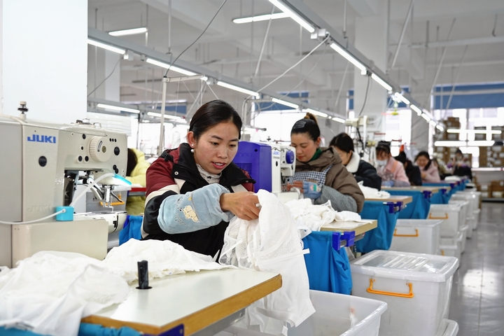 2025年2月25日，位于貴州省畢節市納雍縣工業園區的貴州博澤服裝有限公司生產車間，工人在趕訂單。 楊 英 攝.jpg