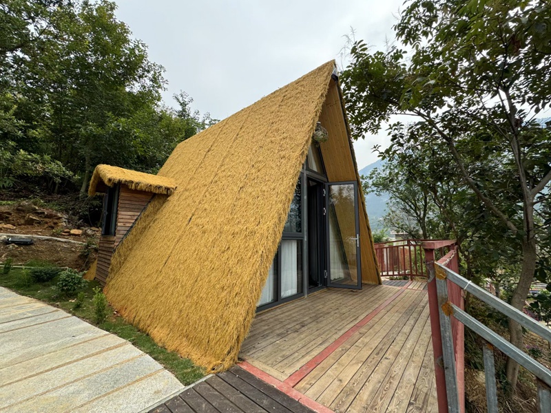 7奢野溪谷露營基地湖景房。