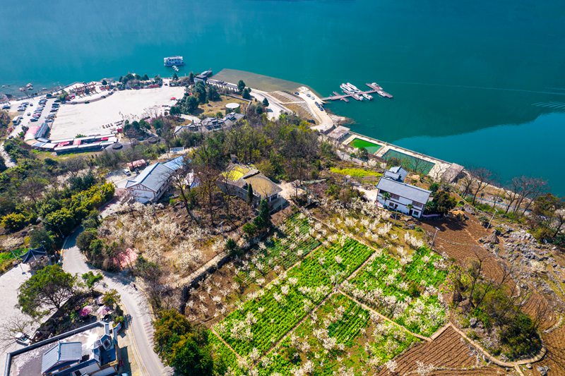 烏江上游貴州省畢節市黔西市境內的六沖河段春景（無人機照片）。