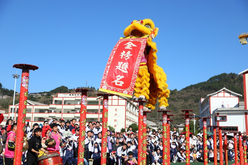 廣東佛山舞獅團隊正在為學生們表演。楊菊梅攝