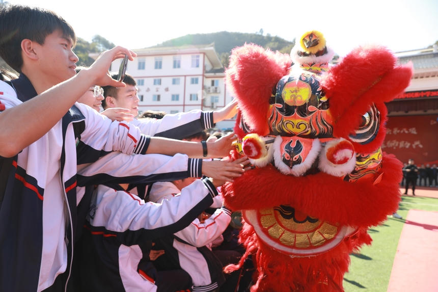 廣東佛山舞獅團隊正在為學生們表演。潘文攝