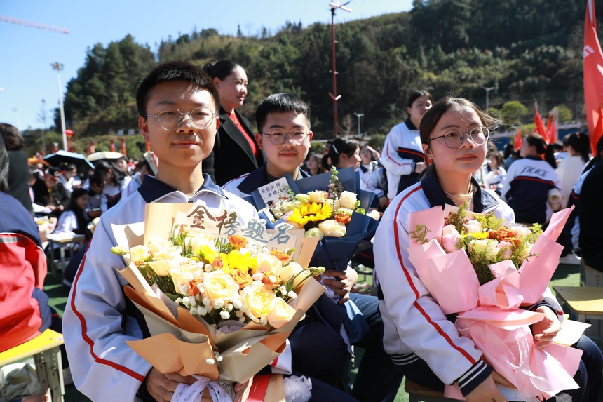 學生參加高考百日誓師大會。潘文攝