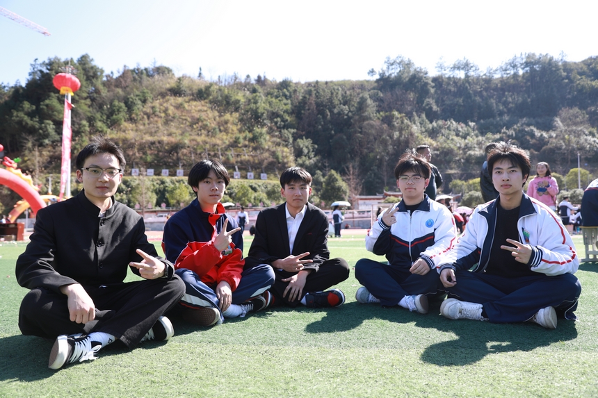 學生們在與親人、朋友合影留念。潘文攝