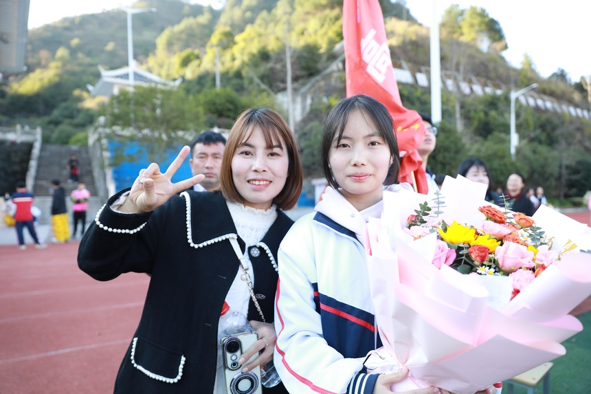 學生與親人合影留念。潘文攝