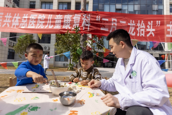 2025年2月28日，貴州省黔東南苗族侗族自治州施秉縣第二醫共體總醫院兒童康復科康復師在指導孩子包餃子。（磨桂賓 攝）.jpg