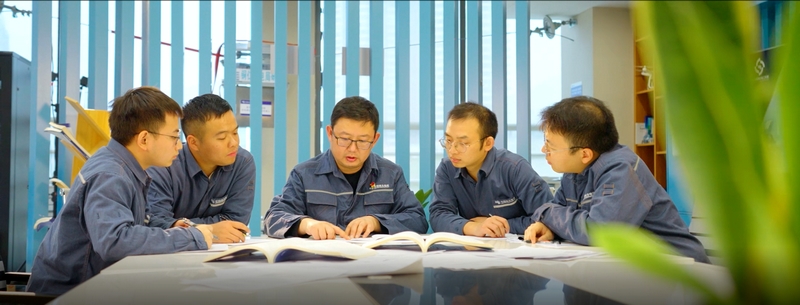 周敬余（中）在創新工作室給新員工講解創新知識。陳廈華攝