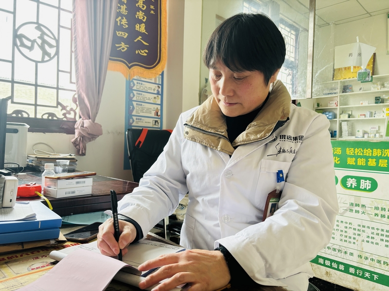 堅守三十余載的村醫謝厚芝。