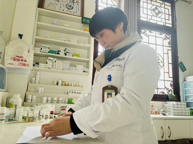 謝厚芝三十余載醫路堅守，拐杖丈量基層健康。