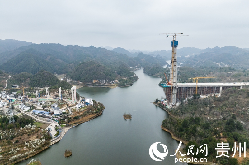 貴安高速擴容項目百花湖特大橋施工現場。人民網記者涂敏攝