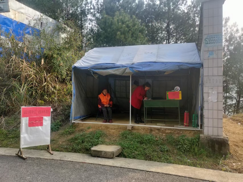 云灣村卡點值守現場。吳小龍攝