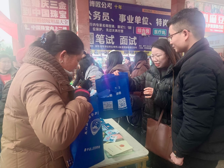 律師向群眾宣傳婦女保障法律法規知識。