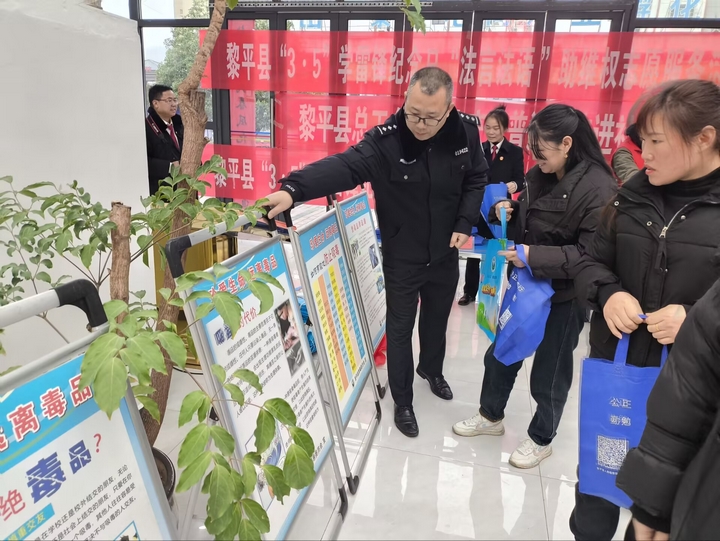 縣公安局宣傳工作人員向婦女群眾宣傳交通安全知識。