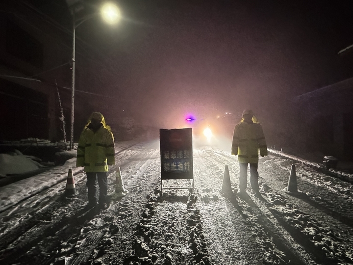 民警對易結冰路段設置安全警示牌。