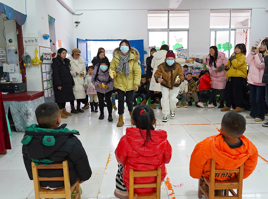 2025年3月6日，貴州省畢節市納雍縣龍場鎮中心幼兒園“溫情三八·感恩有您”活動現場，家長和孩子在玩《媽媽喂我吃香蕉》游戲。  楊 英 攝