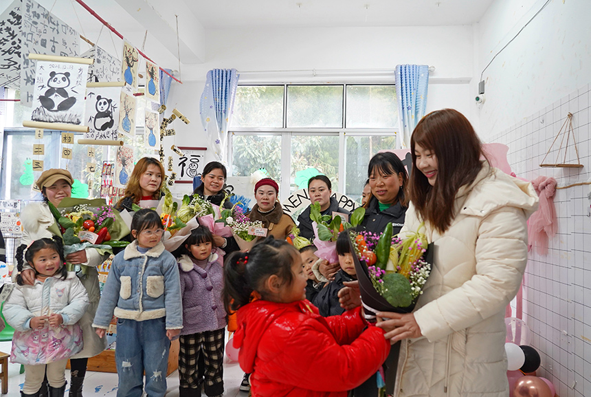 2025年3月6日，貴州省畢節市納雍縣龍場鎮中心幼兒園“溫情三八·感恩有您”活動現場，小朋友把親手制作的蔬菜花送給媽媽。 楊英 攝