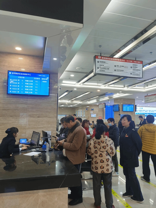 稅務局工作人員為繳費人解答疑問。