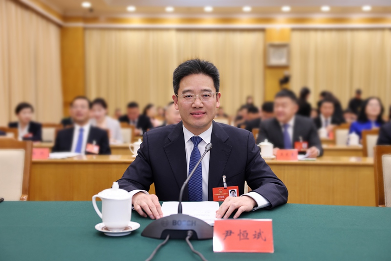 全國人大代表、貴州省安順市市長尹恒斌。安順市委宣傳部供圖