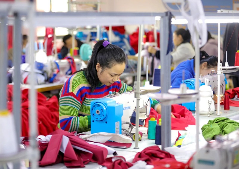 搬遷群眾在錦繡街道錦繡社區易地扶貧搬遷安置點匯璟服飾車間務工。