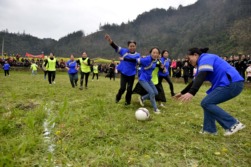 村民在榕江縣寨蒿鎮平堡村參加“嬢嬢團趣味足球”活動。