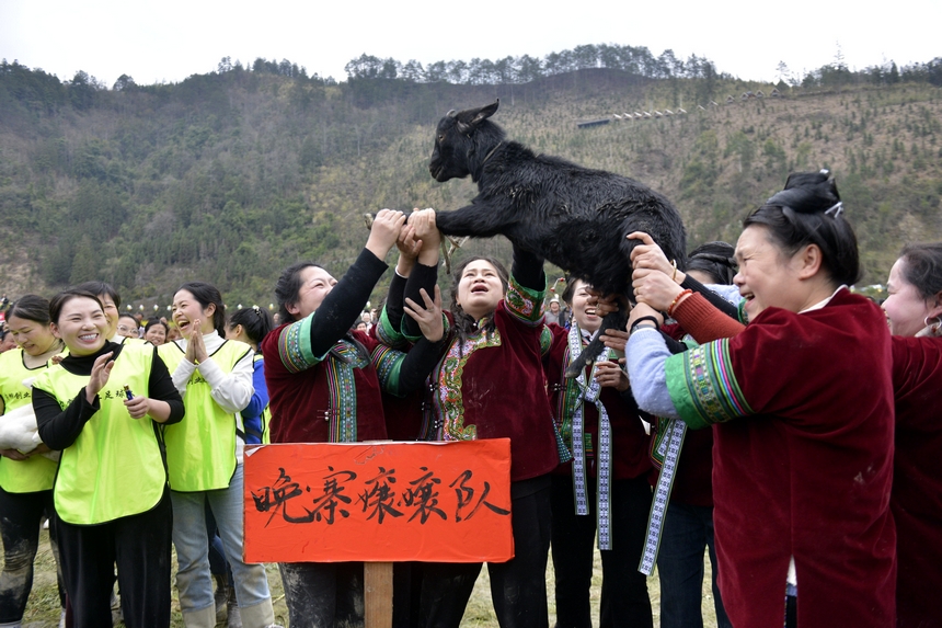 村民在榕江縣寨蒿鎮平堡村展示參加賽事獲得的獎品。
