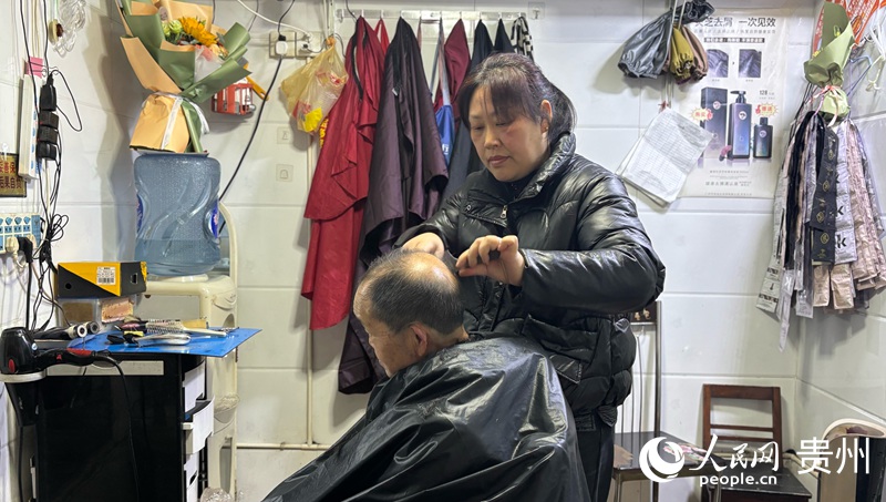 楊翠云正在3為顧客修理頭發。人民網記者 高華攝
