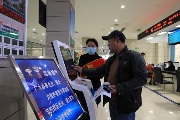 在劍河縣政務服務大廳，工作人員正在指導和幫助辦事群眾辦理各項業務。 (1).JPG