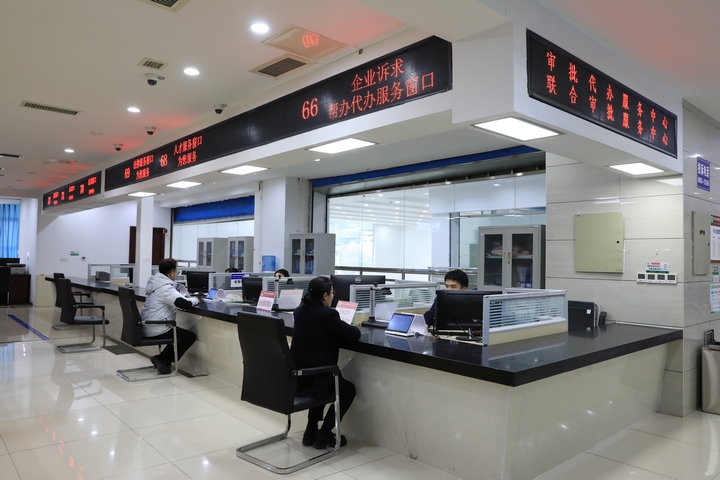 在劍河縣政務服務大廳，工作人員正在指導和幫助辦事群眾辦理各項業務。 (4).JPG