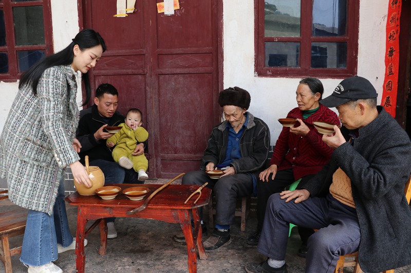 太極村村民在喝茶。