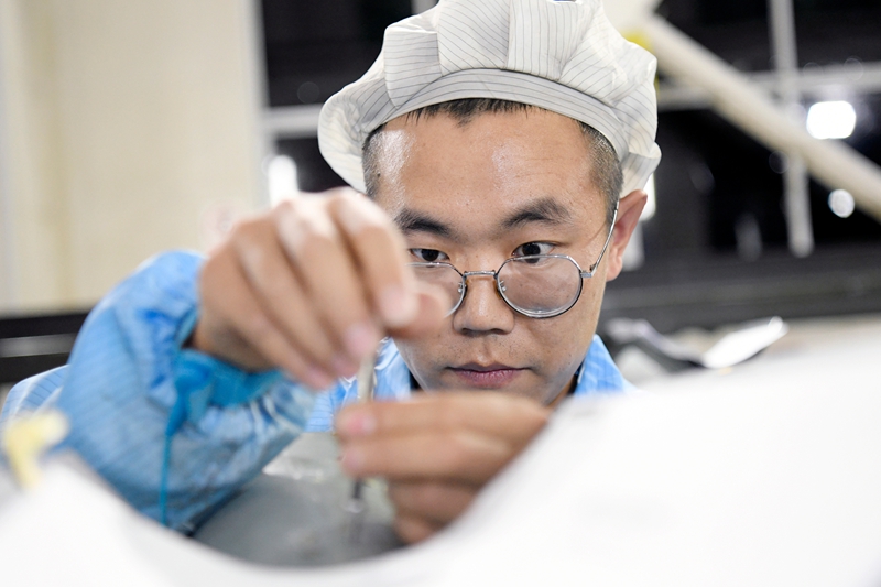 工作人員組裝產品。(航天十院 供圖).jpg