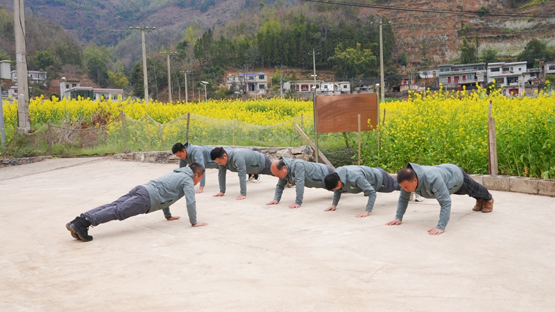 2 圖為村干部正在進行體能訓練