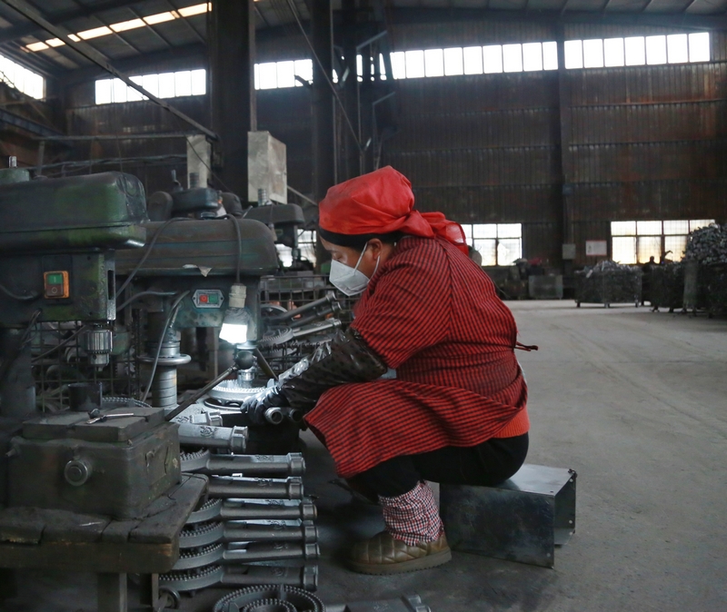 工人在赫章縣力盛鑄造有限公司生產線上忙碌。