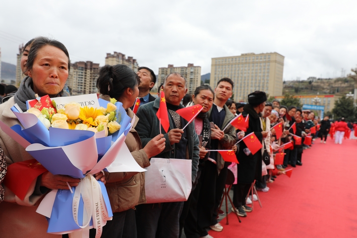 赫章縣歡送新兵的群眾 胡彥 攝.jpg