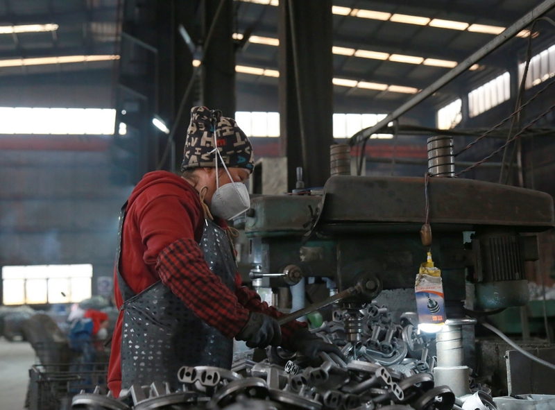 工人在赫章縣力盛鑄造有限公司生產線上忙碌。