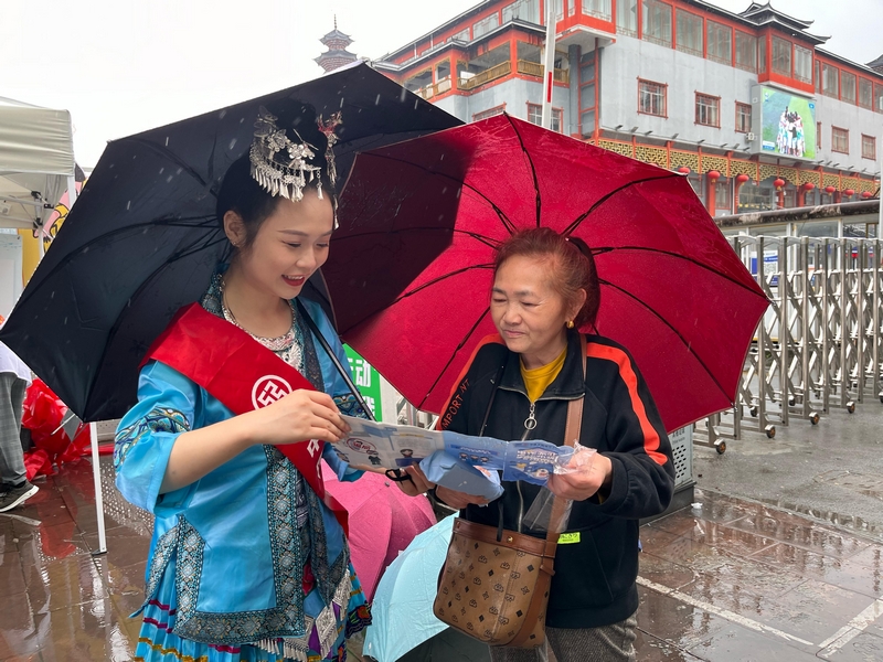 “村超”“村BA”現場，身著民族服飾的紅色金融講習員。工商銀行凱里分行供圖