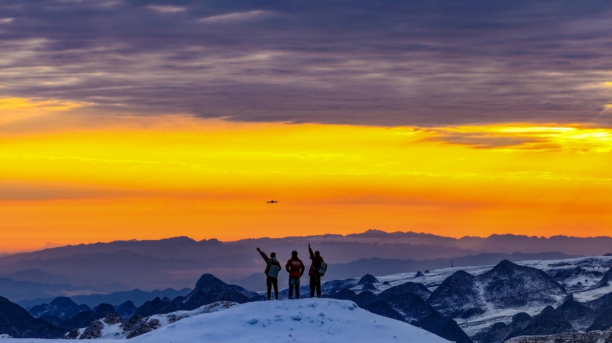 3月19日，攝影愛好者在貴州省畢節市赫章縣阿西里西·韭菜坪景區拍攝雪景日出。張榮升攝