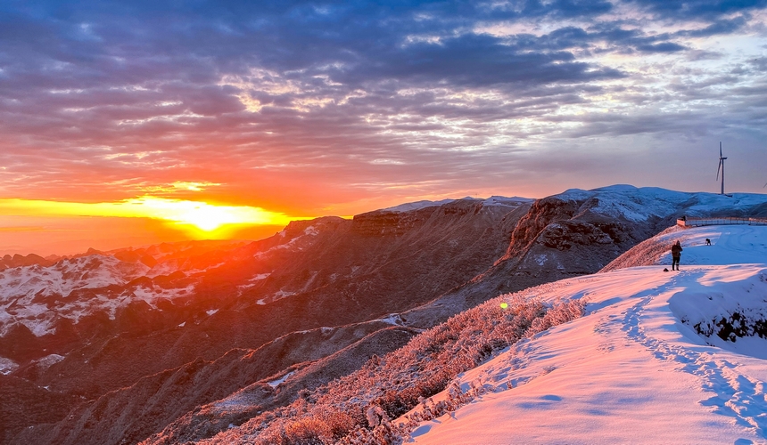3月19日，在貴州省畢節市赫章縣阿西里西·韭菜坪景區拍攝的雪景日出景觀。劉谷珥攝