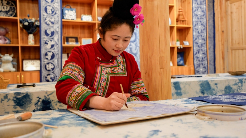 群眾展示侗族蠟染技藝。姚晶權攝