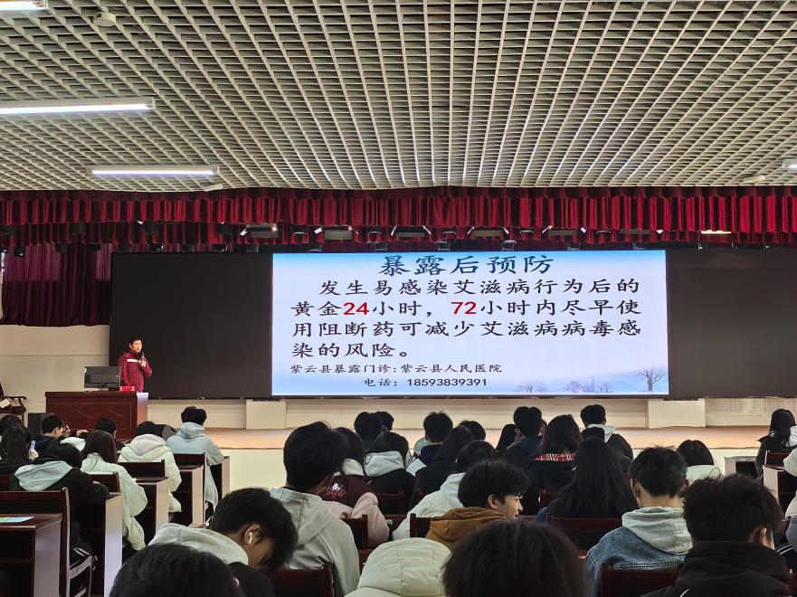 縣疾控中心專家為學生講解預防艾滋病等相關知識。