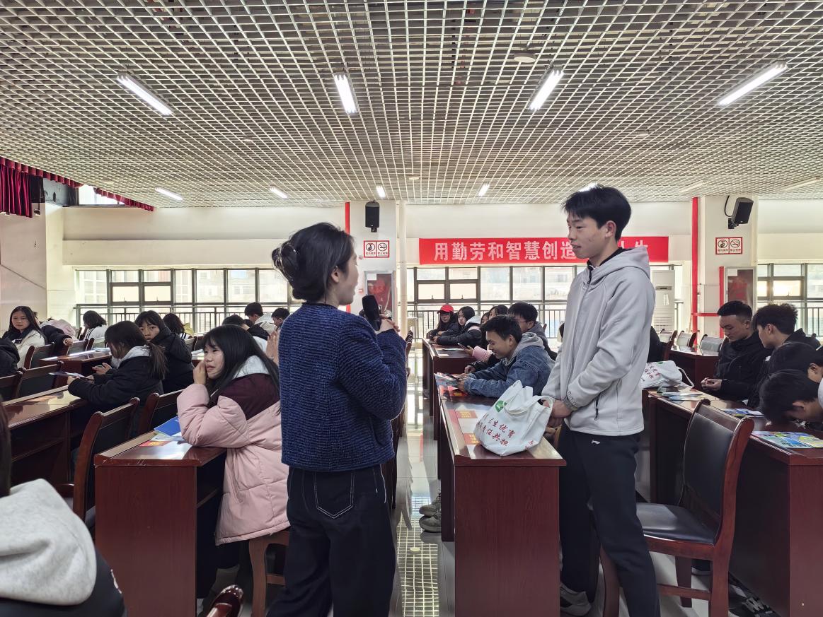 縣職中心理老師與學生互動現場。