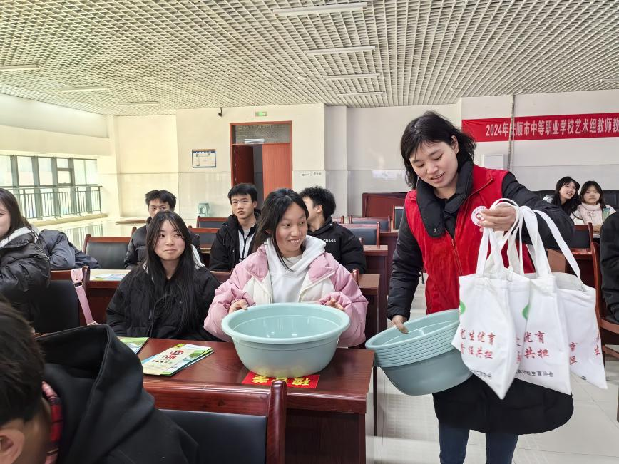 縣計生協工作人員發放宣傳禮品。